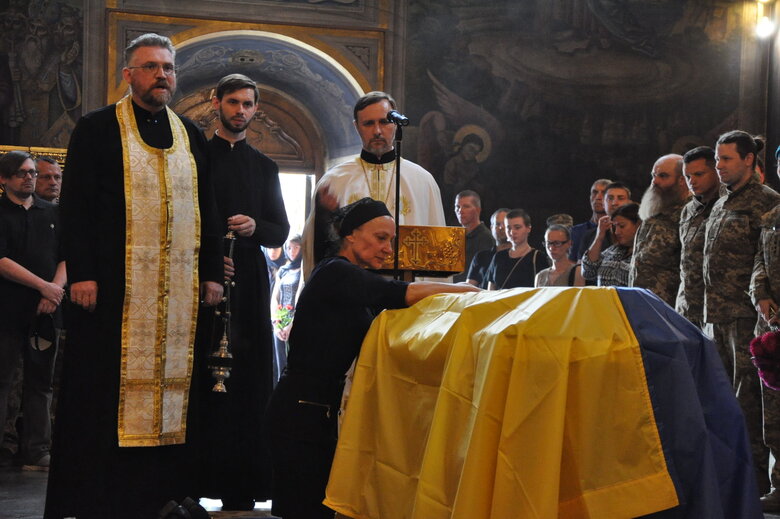 Із загиблим в бою з окупантами воїном Романом Барвінком (Скрипалем) попрощалися в Києві 61