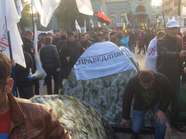 Мітингувальники почали встановлювати намети під Радою 14 Мітингувальники почали встановлювати намети під Радою 14