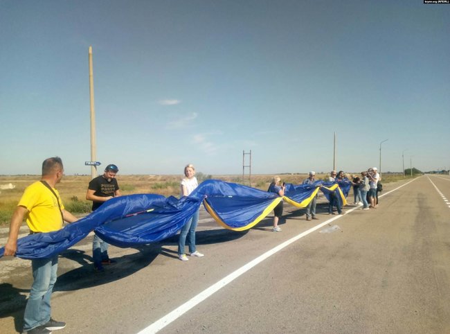 25-метровий прапор України запустили в окупований Крим 02