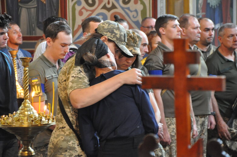 Із загиблим в бою з окупантами воїном Романом Барвінком (Скрипалем) попрощалися в Києві 43
