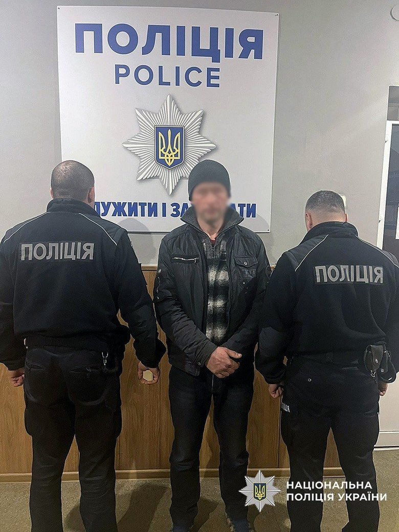 Поліція затримала двох зловмисників, які вдерлися до будинку ветерана ЗСУ та заволоділи його коштами