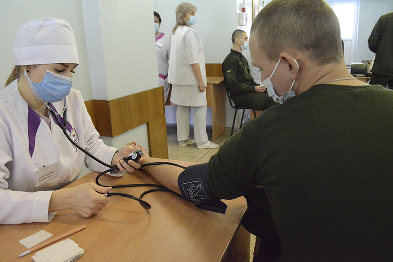 Более 40 литров крови сдали военнослужащие для пострадавших в результате стрельбы на Южмаше, - Нацгвардия 03