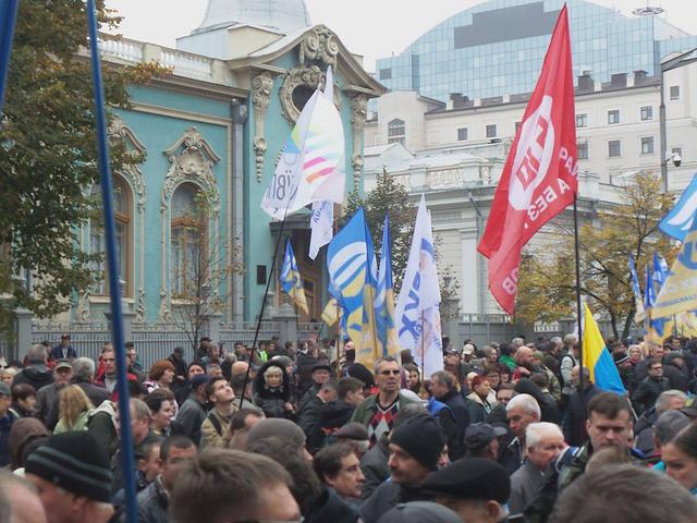 Під Радою відбувається мітинг 34