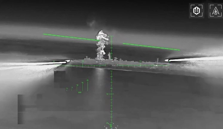 Український дрон-камікадзе FP-2 обстріляв некерованими ракетами вузол зв’язку ЧФ РФ у Криму. ВIДЕО