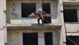 Работники ГСЧС Донетчины тренировались спасать людей из якобы поврежденной в ходе артобстрела многоэтажки