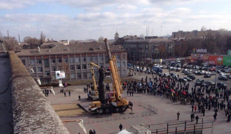 Памятник Дзержинскому снесли в центре Днепродзержинска. ФОТО