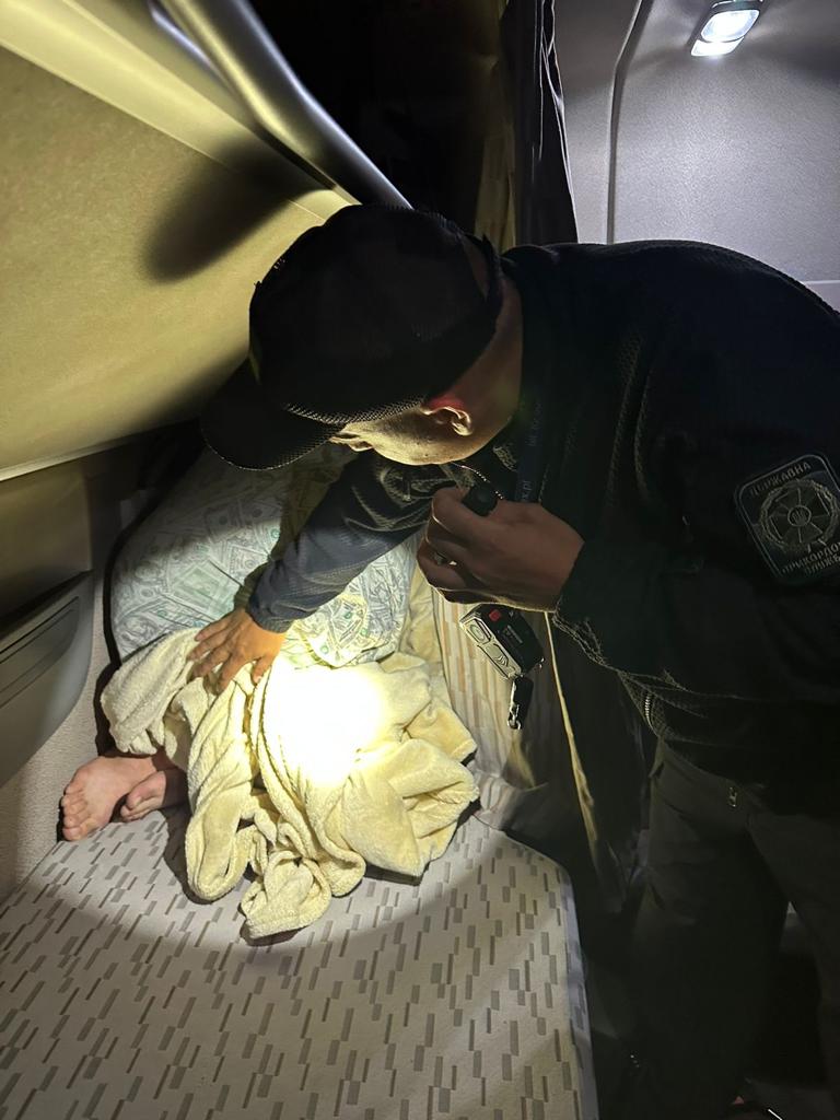 Man tried to illegally cross Ukrainian border in trucker’s bed for $5 thousand - State Border Guard Service 02