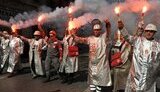 Во Франции общенациональная забастовка: страна парализована. На улицы вышли тысячи демонстрантов. ФОТОрепортаж.