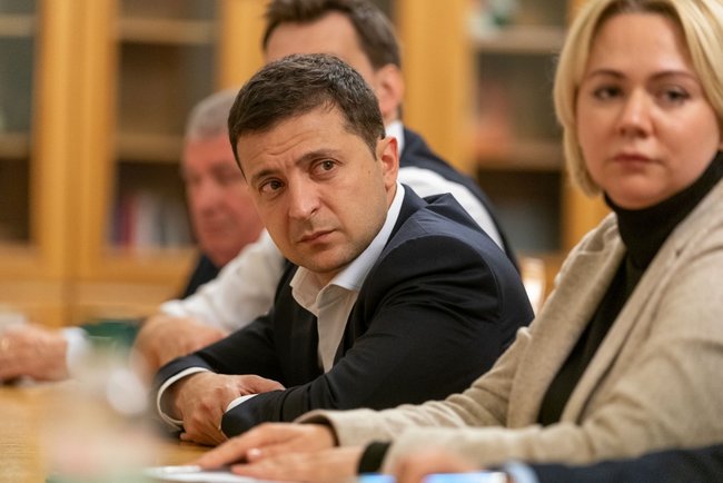 Zelenskyi meets with relatives of soldiers killed in Donbas 01