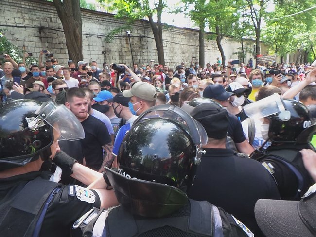 На акції на підтримку Стерненка сталися бійки між мітингувальниками і правоохоронцями: є затримані 11