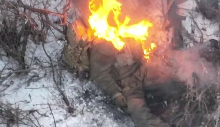 Российский солдат дотла сгорел после точного сбрасывания боеприпаса бойцов 30 ОМБр. ВИДЕО