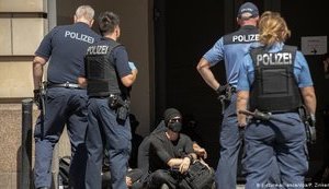 Многотысячный протест против карантинных ограничений прошел в Берлине: пострадали 18 полицейских. ФОТО
