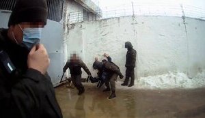 Ходили по тілу та били: чотирьом працівникам колонії на Полтавщині повідомлено про підозру в катуванні в’язнів. ФОТО
