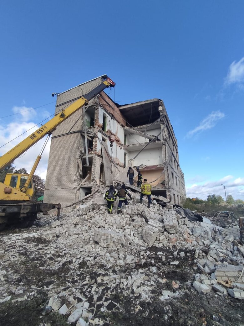 Последствия ракетного удара россиян по Часовому Яру: разрушен подъезд общежития, продолжаются спасательные работы 03 Последствия ракетного удара россиян по Часовому Яру: разрушен подъезд общежития, продолжаются спасательные работы 03