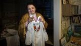 "Красногорівкою терористи подавилися. Я, всупереч усьому, пошию тут вишиванку, а вони, з того боку, дзуськи отримають, а не наше місто", - керівник Красногорівської ізостудії Ольга Кіцманюк