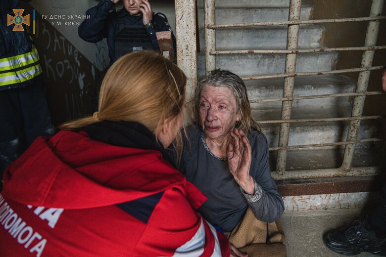 Двух человек спасли во время пожара в Киеве, - ГСЧС 03 Двух человек спасли во время пожара в Киеве, - ГСЧС 03