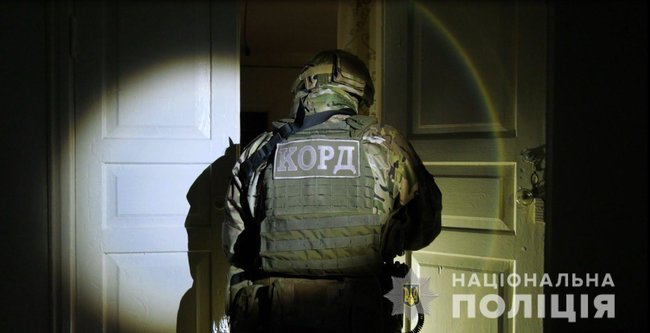 Людей сдавали в аренду, - полицейские задержали на Херсонщине злоумышленников, удерживавших людей в трудовом рабстве 02