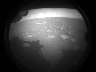 NASA успешно посадила свой самый большой исследовательский аппарат на Марс 01