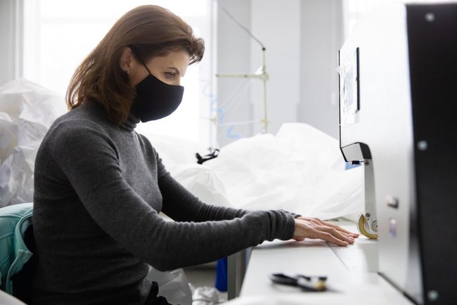 Високоякісні захисні костюми для медиків почали виготовляти в Україні, - Марина Порошенко 06