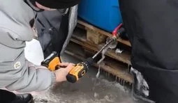 мешканці окупованого Донецька добувають воду із промерзлих бочок