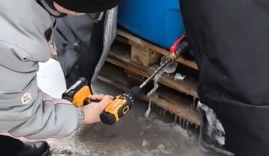 мешканці окупованого Донецька добувають воду із промерзлих бочок