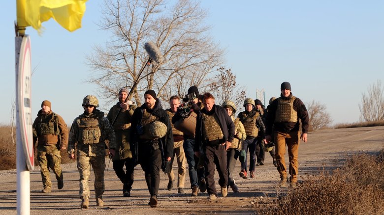 Актор та режисер Шон Пенн, побувавши на Приазовї, побачив наслідки російських обстрілів та планує зняти документальний фільм про Україну, - ООС 09