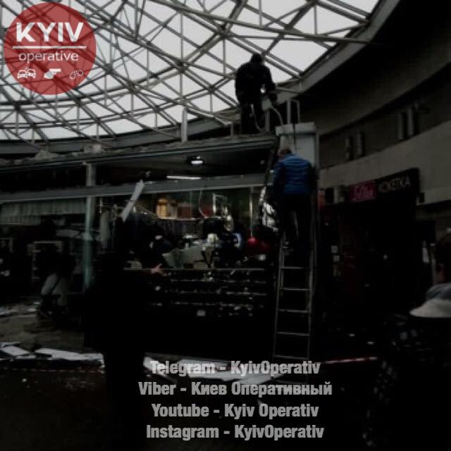 На Севастопольській площі в Києві демонтують МАФи 05