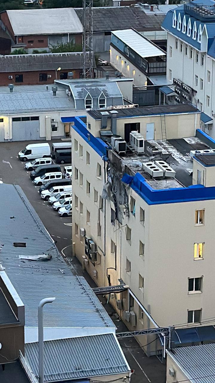 Краснодар атакували безпілотники, уламками пошкоджено будівлю в центрі міста, - Baza 06