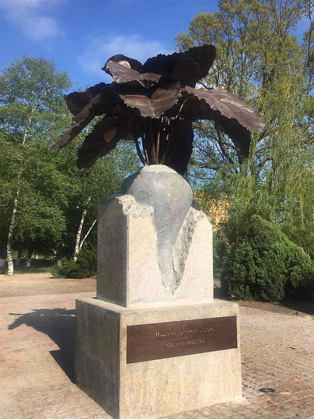На Миколаївщині замість Леніна встановили памятник буряку 01