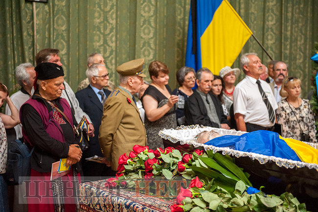С Героем Украины Левком Лукьяненко прощаются в Киеве 04