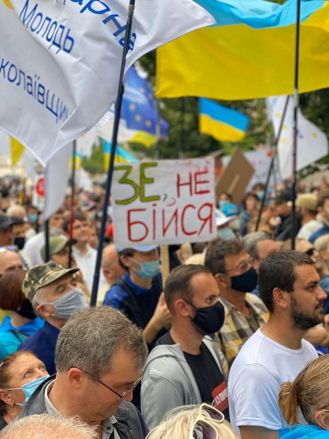 10 тис. осіб зібралися біля стін Печерського райсуду на підтримку Порошенка, - пресслужба ЄС 01