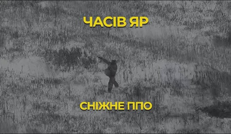 Окупант намагається збити безпілотник ЗСУ сніжками. ВIДЕО