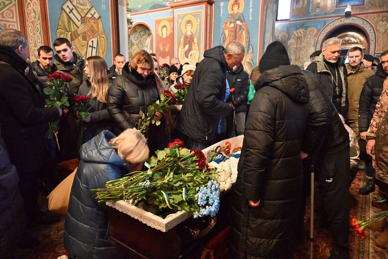 С погибшим защитником Украины, ультрас Динамо и политзаключенным времен Януковича Сергеем Павличенко простились в Киеве 05