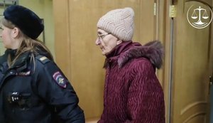 Засуджена окупантами на 15 років за допомогу ЗСУ 70-річна українка Світлана Лой співає у залі суду "Пісню про рушник". ВIДЕО
