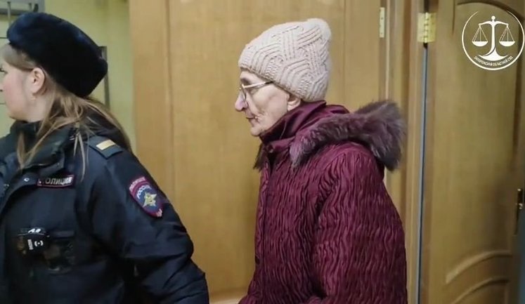 Засуджена окупантами на 15 років за допомогу ЗСУ 70-річна українка Світлана Лой співає у залі суду "Пісню про рушник". ВIДЕО