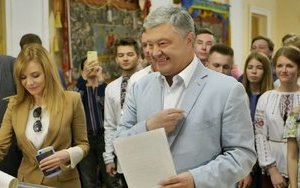 Порошенко проголосовал в Киеве: "Голосовал за ЕС и НАТО". ВИДЕО+ФОТОрепортаж