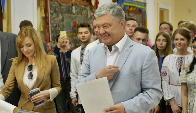 Порошенко проголосовал в Киеве: "Голосовал за ЕС и НАТО". ВИДЕО+ФОТОрепортаж