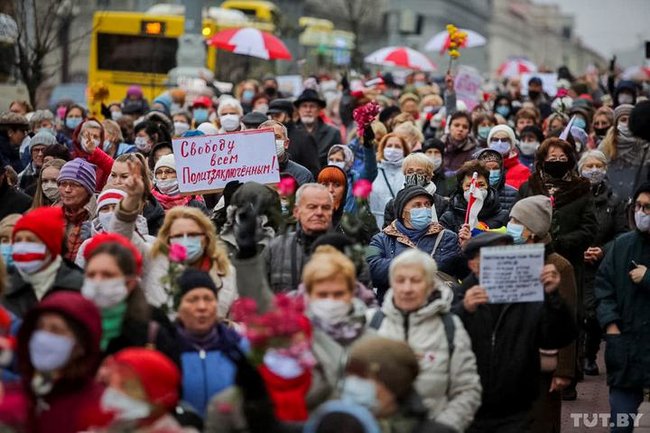 Многолюдный марш пенсионеров и медиков прошел в Минске 14