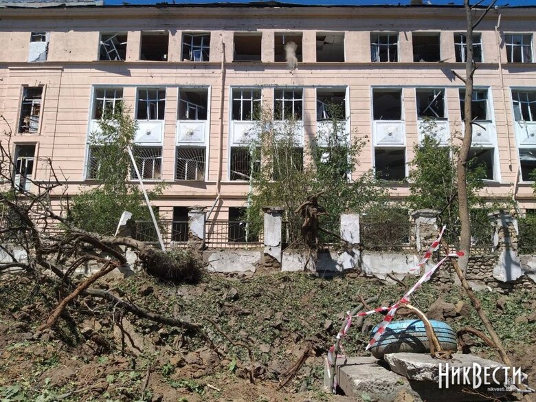 Унаслідок ракетного удару по Миколаєву пошкоджено дві школи, - Сєнкевич 06