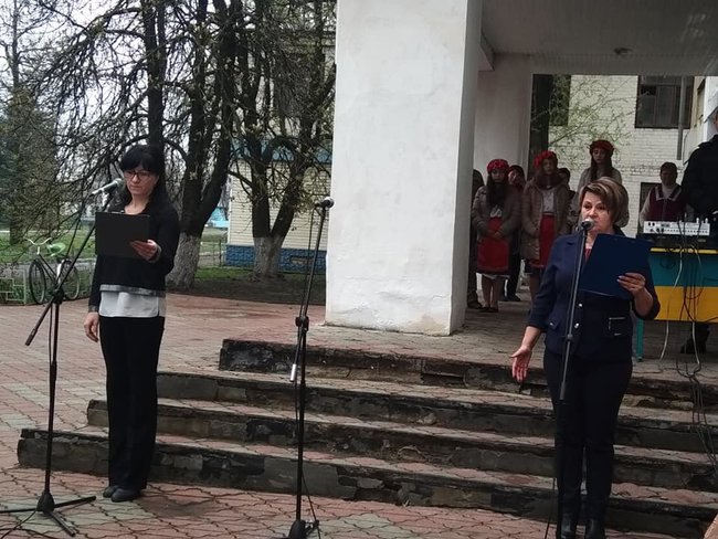 Мемориальные доски погибшим в зоне АТО воинам Сергею Ткачуку, Виктору Войцеховскому и Олегу Бурцу открыли на фасаде школы в Пятихатках на Днепропетровщине 05