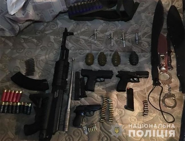 Карабин, пистолеты, гранаты, патроны: правоохранители задержали членов преступной группы вымогателей в Запорожской области 07