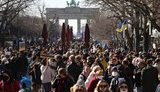 Масові мітинги проти війни в Україні прокотилися Європою. У Берліні вийшло щонайменше 20 тисяч людей. ФОТО