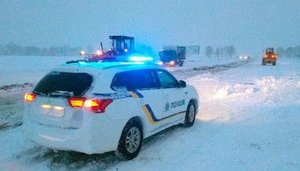 У Донецькій області через снігопад обмежили рух транспорту