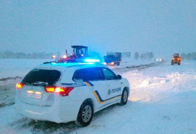 Нацполиция и ГСЧС мобилизованы для восстановления обесточенных электросетей и спасения автомобилей вследствие непогоды 02