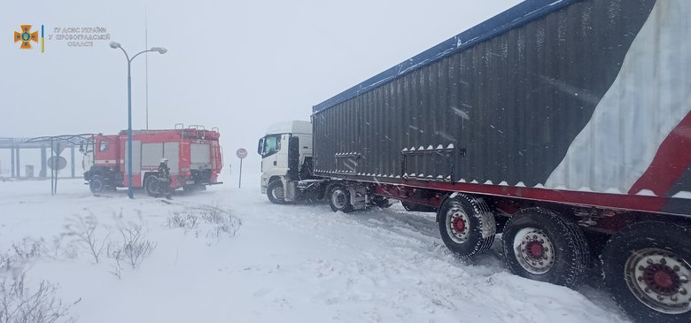 Рятувальники ліквідовують наслідки негоди на дорогах України 03