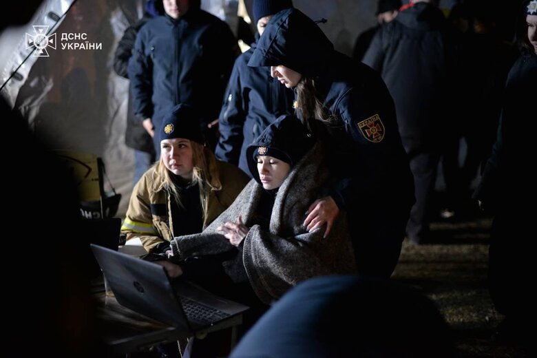 На місці влучання працюють рятувальники.