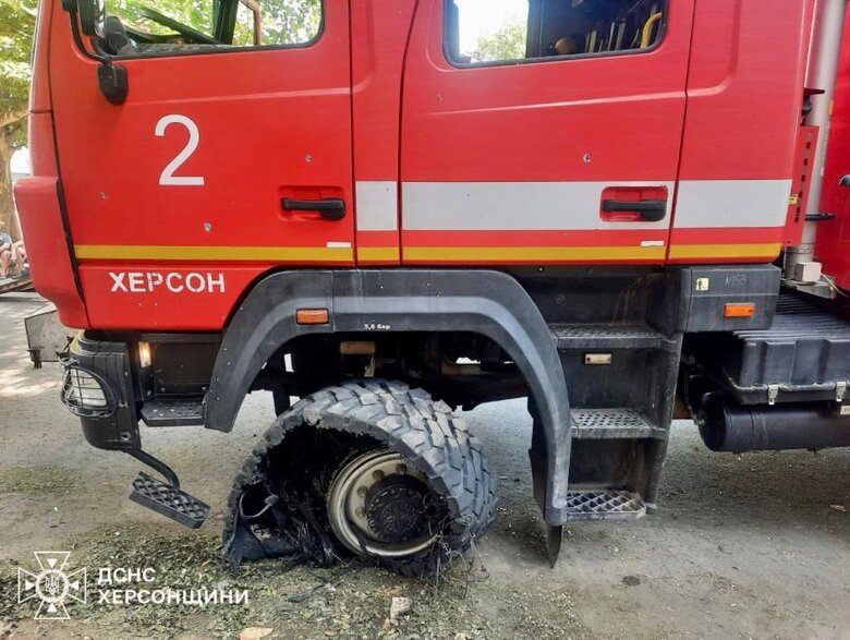 РФ вдарила по рятувальниках на Херсонщині, які гасили пожежу
