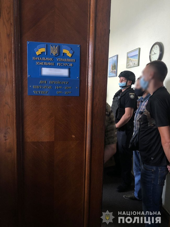 Поліція проводить обшуки в міськраді Миколаєва 03