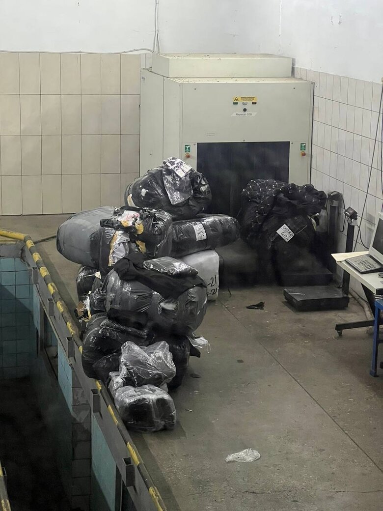 They tried to transport almost ton of contraband to Ukraine by bus. When it was discovered, drivers almost ran away with belongings of passengers 01