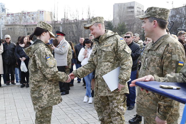 Випускники одеської Військової академії отримали лейтенантські погони 06